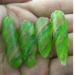 Green Cobra Pearl - Type V2(Female) in hand