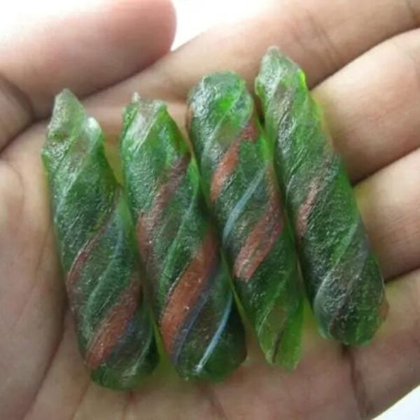 Green Cobra Pearl - Type V1(Male) in hand